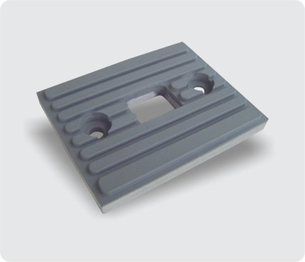 2285 - SAPATA ALUMÍNIO 12 X 80 X 99mm (2 FUROS Ø8mm) (FURO CENTRAL 23mm X 26mm) (FRENTE)